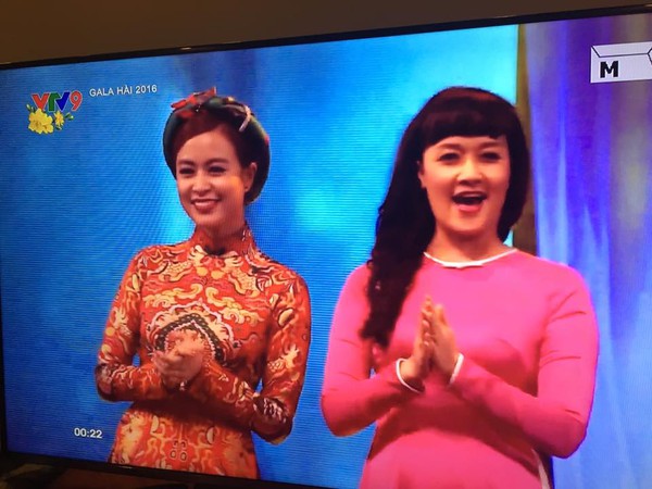 Ho&agrave;ng Th&ugrave;y Linh hạnh ph&uacute;c khi h&aacute;t tr&ecirc;n s&oacute;ng VTV trong ng&agrave;y m&ugrave;ng 1 Tết - Ảnh 2.
