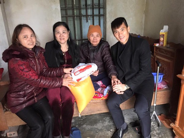 Nhận tiền thưởng tết, C&ocirc;ng Vinh d&agrave;nh tặng VĐV kh&ocirc;ng đủ tiền mua v&eacute; về qu&ecirc; - Ảnh 3.