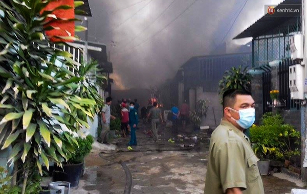 Lửa thi&ecirc;u rụi 3 ng&ocirc;i nh&agrave;, h&agrave;ng chục người d&acirc;n mất Tết v&agrave;o chiều cuối năm - Ảnh 2.