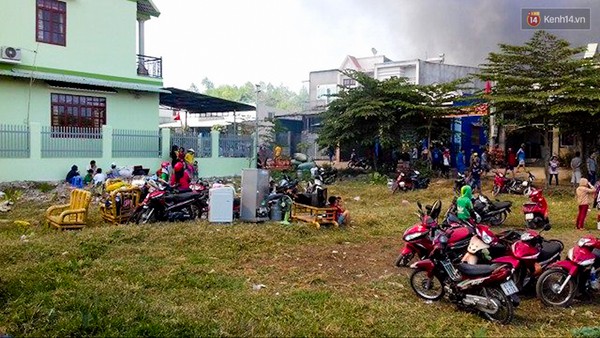 Lửa thi&ecirc;u rụi 3 ng&ocirc;i nh&agrave;, h&agrave;ng chục người d&acirc;n mất Tết v&agrave;o chiều cuối năm - Ảnh 5.
