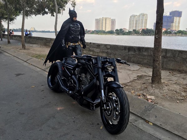 Chàng trai Việt Nam đầu tư cả bộ Batman, xuống phố chơi Tết