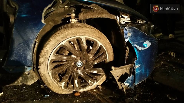 Tai nạn nghiêm trọng ở trung tâm Hà Nội, siêu xe BMW i8 nát bét - Ảnh 1.
