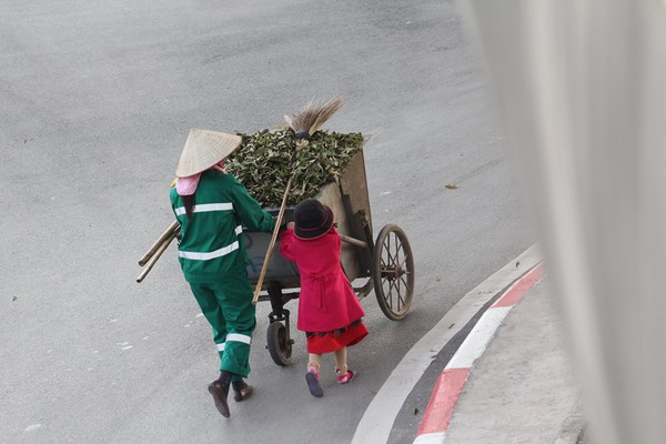 Loạt ảnh Ở đ&acirc;u c&oacute; mẹ, ở đ&oacute; c&oacute; Tết của hai mẹ con c&ocirc; lao c&ocirc;ng g&acirc;y x&uacute;c động - Ảnh 2.
