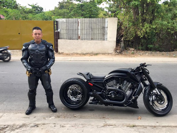 Ch&agrave;ng trai Việt Nam đầu tư cả bộ Batman, xuống phố chơi Tết  - Ảnh 7.