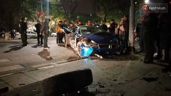 Tai nạn nghiêm trọng ở trung tâm Hà Nội, siêu xe BMW i8 nát bét - Ảnh 3.