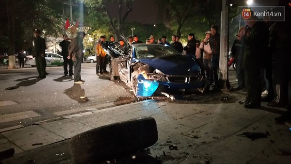Tai nạn nghi&ecirc;m trọng ở trung t&acirc;m H&agrave; Nội, si&ecirc;u xe BMW i8 n&aacute;t b&eacute;t - Ảnh 3.
