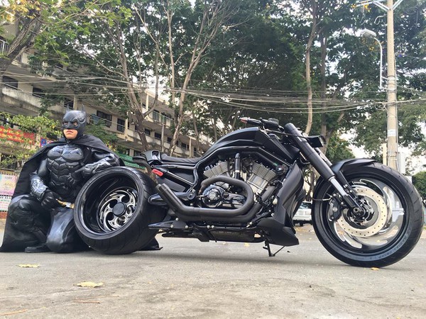 Ch&agrave;ng trai Việt Nam đầu tư cả bộ Batman, xuống phố chơi Tết  - Ảnh 6.