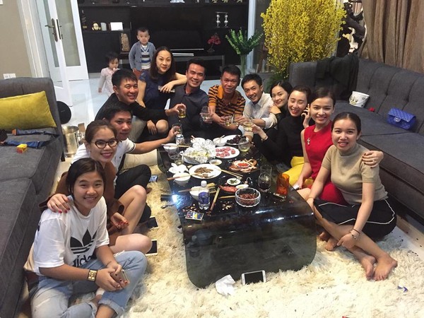 Hạ Vi ngả v&agrave;o vai Cường Đ&ocirc; La giữa tiệc năm mới c&ugrave;ng bạn b&egrave; - Ảnh 3.