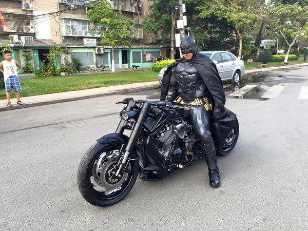 Ch&agrave;ng trai Việt Nam đầu tư cả bộ Batman, xuống phố chơi Tết  - Ảnh 3.