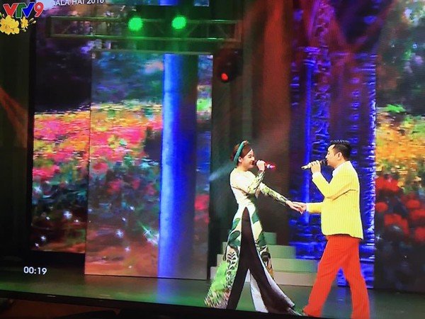 Ho&agrave;ng Th&ugrave;y Linh hạnh ph&uacute;c khi h&aacute;t tr&ecirc;n s&oacute;ng VTV trong ng&agrave;y m&ugrave;ng 1 Tết - Ảnh 9.