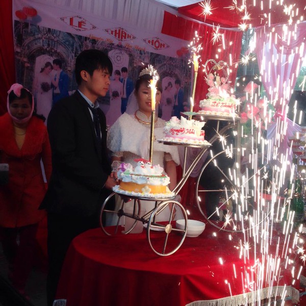 Cặp đ&ocirc;i rước d&acirc;u bằng xe đạp v&igrave; đ&atilde; ch&aacute;n h&igrave;nh ảnh &ocirc; t&ocirc;, xe m&aacute;y! - Ảnh 10.