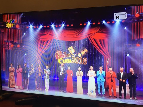 Ho&agrave;ng Th&ugrave;y Linh hạnh ph&uacute;c khi h&aacute;t tr&ecirc;n s&oacute;ng VTV trong ng&agrave;y m&ugrave;ng 1 Tết - Ảnh 10.
