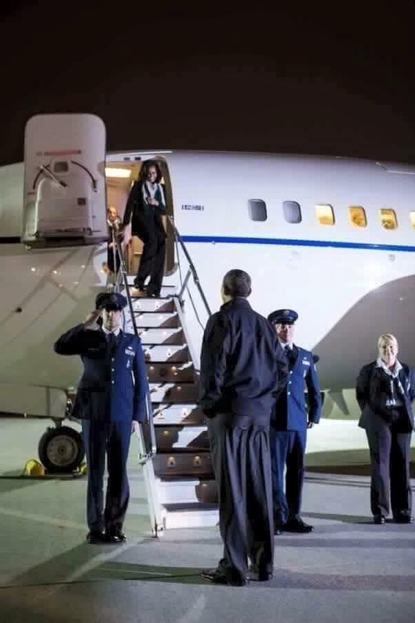 Tấm ảnh Obama đích thân ra sân bay đón vợ khiến người ta thêm tin vào tình yêu đôi lứa - Ảnh 2.