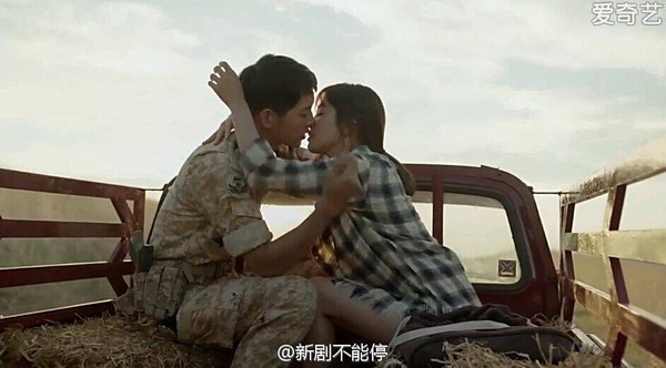 “Hậu Duệ Mặt Trời”: Tâm tư đã lộ, Song Hye Kyo hôn Song Joong Ki đắm đuối trên xe rơm - Ảnh 5.