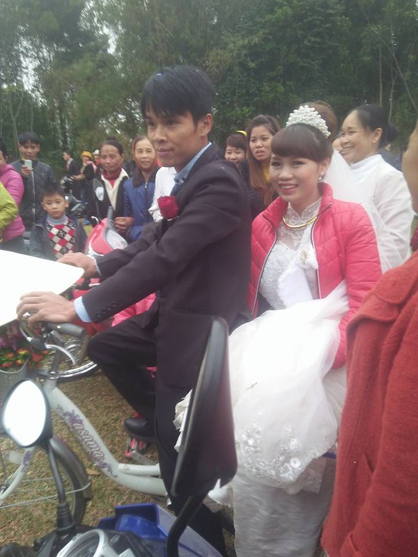 Cặp đ&ocirc;i rước d&acirc;u bằng xe đạp v&igrave; đ&atilde; ch&aacute;n h&igrave;nh ảnh &ocirc; t&ocirc;, xe m&aacute;y! - Ảnh 9.