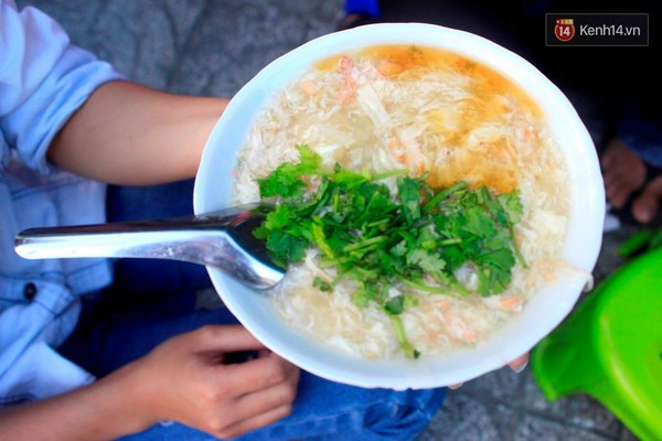 Quán súp cua vỉa hè ở Sài Gòn 20 năm luôn đông nghịt khách - Ảnh 7.