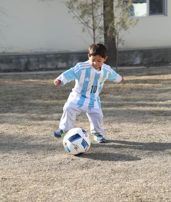 Kết thúc có hậu cho cậu bé nghèo làm áo đấu Messi bằng túi nilon - Ảnh 3.