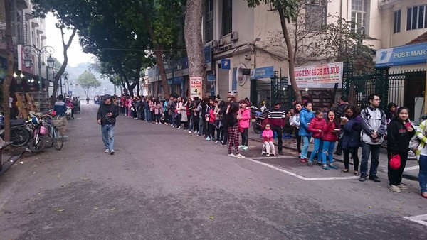 H&agrave;ng ngh&igrave;n bạn trẻ ki&ecirc;n nhẫn xếp h&agrave;ng d&agrave;i, chờ xin chữ k&yacute; nh&agrave; văn Nguyễn Nhật &Aacute;nh - Ảnh 2.