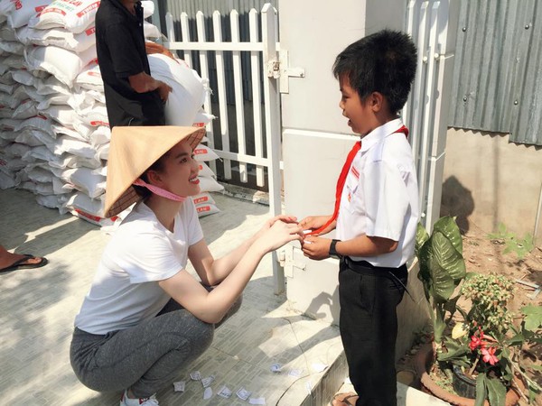 Ngọc Trinh cùng anh trai đội nắng phát gạo từ thiện cho người dân quê nhà - Ảnh 9.