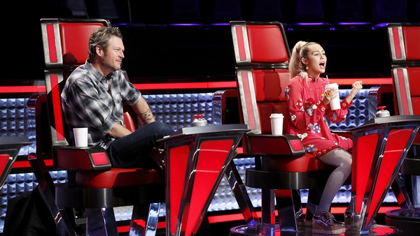 Chưa cần làm HLV, Miley Cyrus đã quá chất trên ghế cố vấn The Voice - Ảnh 4.