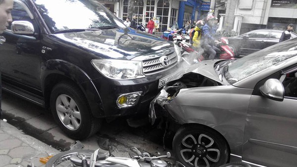 H&agrave; Nội: &Ocirc; t&ocirc; Kia Morning mất l&aacute;i g&acirc;y tai nạn tr&ecirc;n đường, 2 người nhập viện cấp cứu - Ảnh 2.