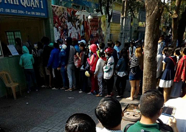 Người dân Sài Gòn bức xúc vì chờ cả ngày không mua được vé kịch Tấm Cám - Ảnh 2.