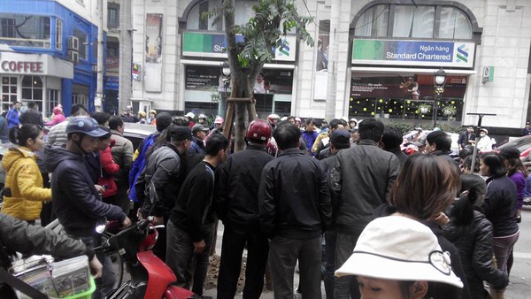 H&agrave; Nội: &Ocirc; t&ocirc; Kia Morning mất l&aacute;i g&acirc;y tai nạn tr&ecirc;n đường, 2 người nhập viện cấp cứu - Ảnh 4.