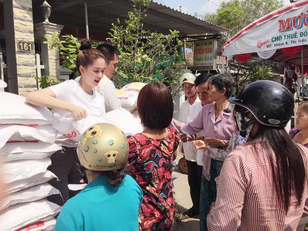 Ngọc Trinh cùng anh trai đội nắng phát gạo từ thiện cho người dân quê nhà - Ảnh 4.