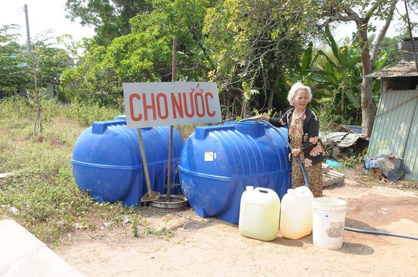 Giữa m&ugrave;a hạn mặn, b&agrave; cụ Bến Tre vẫn chia sẻ từng d&ograve;ng nước ngọt miễn ph&iacute; cho b&agrave; con - Ảnh 1.