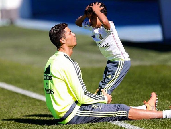 Ronaldo muốn con trai Cristiano Jr cũng trở thành siêu sao bóng đá - Ảnh 2.