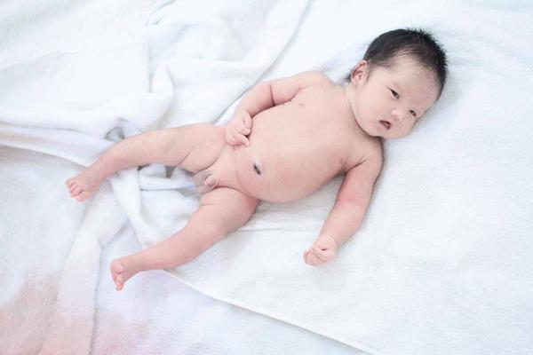 Con trai của Phi Thanh V&acirc;n lần đầu lộ diện khi vừa tr&ograve;n 1 th&aacute;ng tuổi - Ảnh 5.