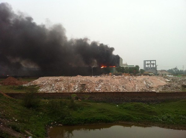 Cháy lớn nhà máy gạch Viglacera Phúc Yên - Vĩnh Phúc - Ảnh 7.
