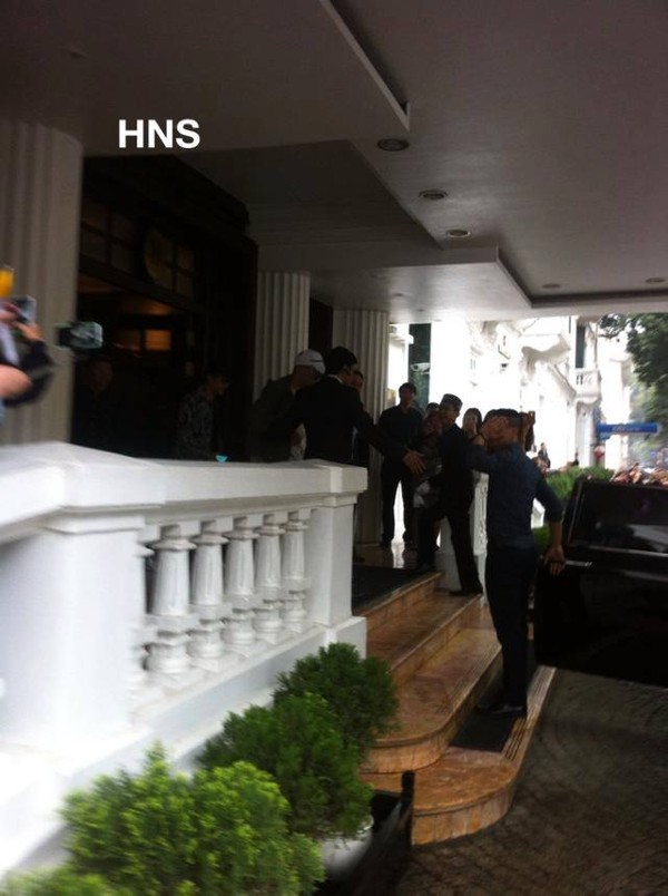 Clip: Seung Ri bước ra khỏi khách sạn, vẫy chào người hâm mộ - Ảnh 3.
