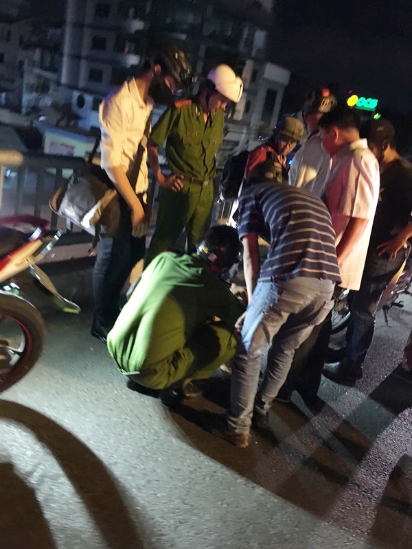 TP. HCM: Một c&ocirc; g&aacute;i trẻ leo ra lan can cầu vượt tự tử khiến nhiều người hốt hoảng - Ảnh 4.