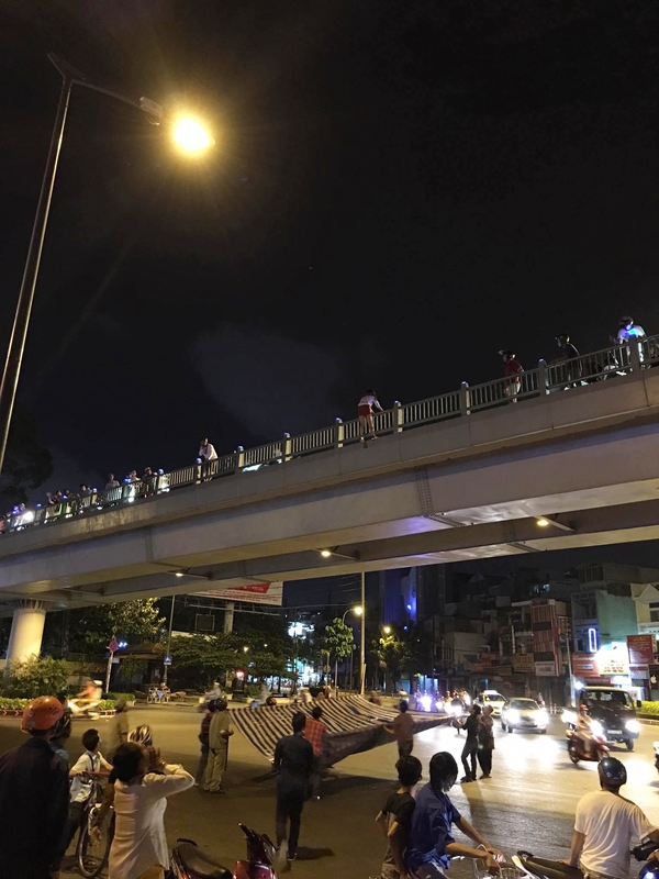 TP. HCM: Một c&ocirc; g&aacute;i trẻ leo ra lan can cầu vượt tự tử khiến nhiều người hốt hoảng - Ảnh 3.