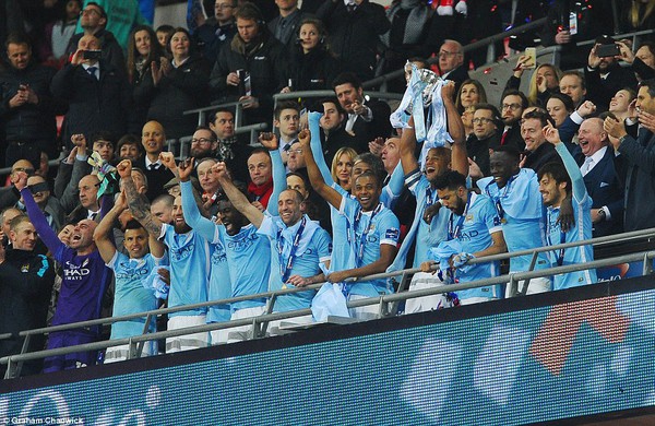 Chùm ảnh: Man City vỡ òa ăn mừng danh hiệu đầu tiên của mùa giải 2015/16 - Ảnh 13.