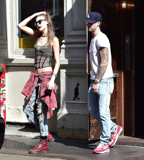 Xu&yacute;t xoa với loạt khoảnh khắc thời trang đẹp như mơ của Adam Levine & Behati Prinsloo - Ảnh 14.