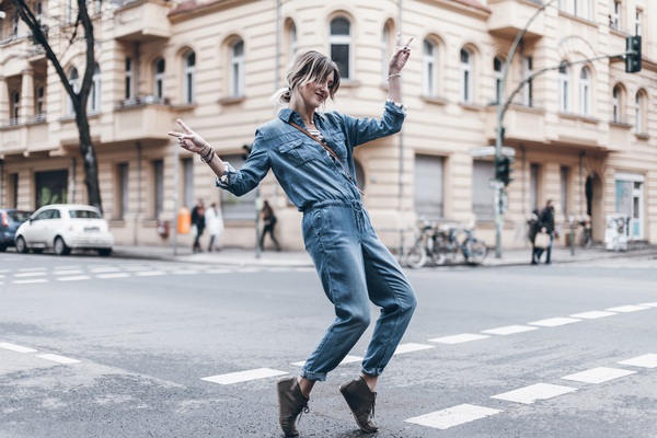 Muốn mặc đơn giản m&agrave; vẫn đẹp? H&atilde;y ngắm street style thế giới tuần qua - Ảnh 13.