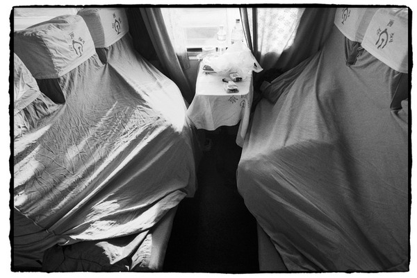 Chùm ảnh: Cuộc sống muôn màu trong bộ ảnh đen trắng trên những chuyến tàu xưa - Ảnh 18.