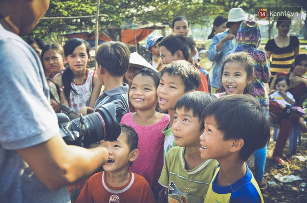 Những bức ảnh đầy yêu thương dành cho trẻ em trong khu ổ chuột Sài Gòn - Ảnh 10.
