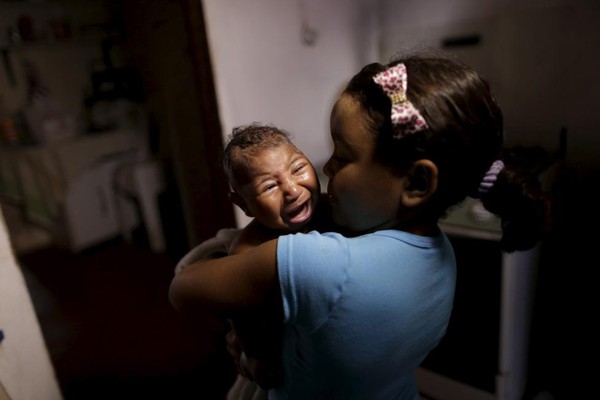 Chùm ảnh: Gương mặt đáng thương của những đứa trẻ bị nhiễm virus gây teo não Zika - Ảnh 14.