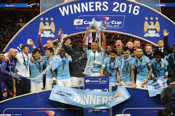 Chùm ảnh: Man City vỡ òa ăn mừng danh hiệu đầu tiên của mùa giải 2015/16 - Ảnh 14.