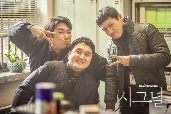 “Signal”: Liệu Lee Jae Han có cứu được người anh trai đã chết của Park Hae Young? - Ảnh 19.