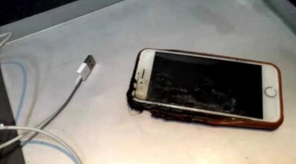 iPhone tự nhi&ecirc;n bốc ch&aacute;y khi đang mở phim tr&ecirc;n m&aacute;y bay - Ảnh 1.