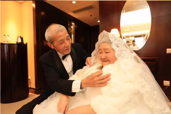 Cụ ông 84 tuổi bao trọn tòa nhà để tỏ tình với người vợ 83 tuổi - Ảnh 8.