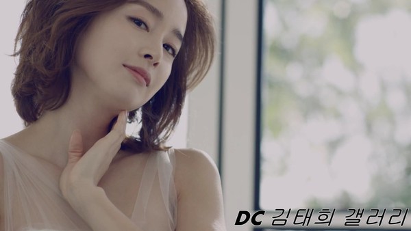 Tiếp tục ngất ng&acirc;y trước h&igrave;nh ảnh đẹp như nữ thần của Kim Tae Hee - Ảnh 1.