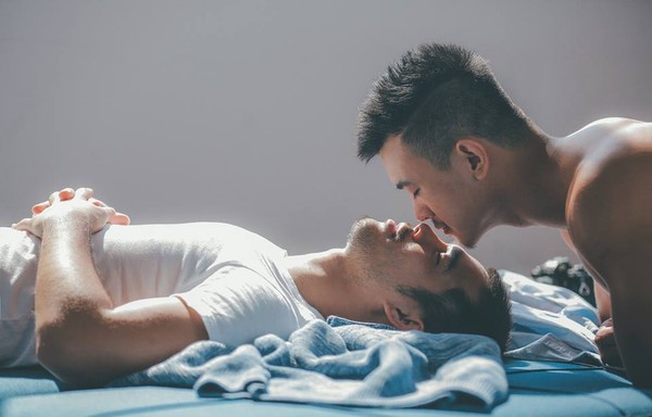 Bộ ảnh tình yêu giản dị mà ngọt ngào của cặp đôi đồng tính đẹp như soái ca - Ảnh 2.