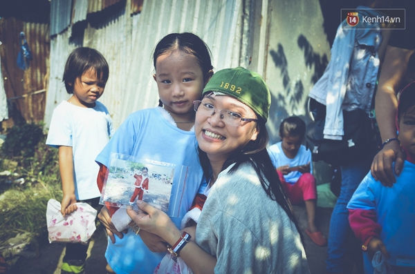 Những bức ảnh đầy yêu thương dành cho trẻ em trong khu ổ chuột Sài Gòn - Ảnh 11.