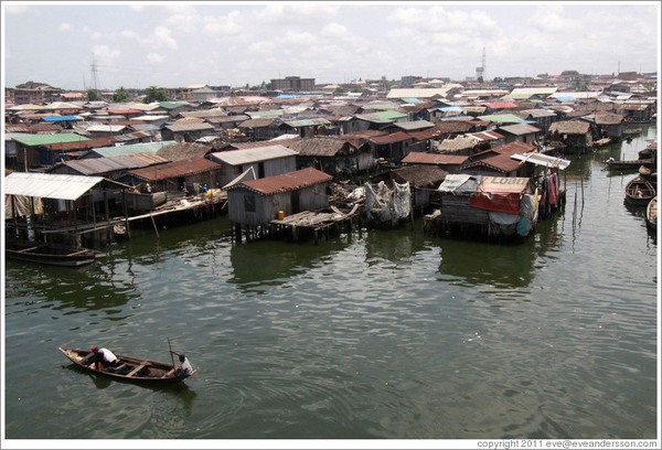 Chùm ảnh: Khu ổ chuột trên mặt nước lớn nhất thế giới - Ảnh 2.