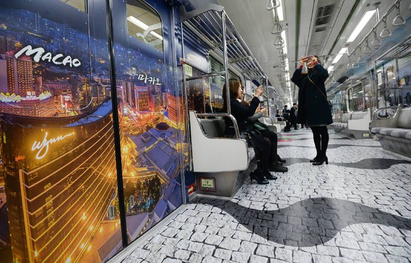 Những chuyến t&agrave;u điện c&oacute; một kh&ocirc;ng hai ở Seoul - Ảnh 6.